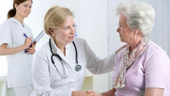Den Dokter gëtt dem Patient Empfehlungen fir d'Behandlung vun Arthrosis