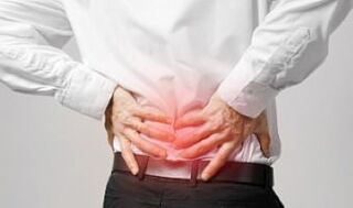 Osteochondrose vun der Wirbelsäule bei engem Mann